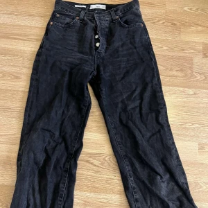 Svarta Jeans - - säljer svarta jeans från mango - använda - bra skick - high waist - stl 34 -