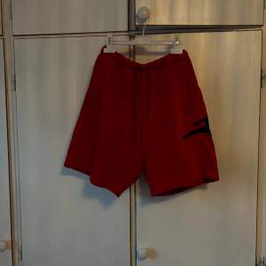 Säljer mina röda Jordan shorts i storlek S (herr). De är svin sköna och passar till träning, hemmalag vardag. Säljer då de inte används mer. Köpta på Zackret sports i Grekland