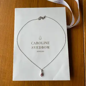 Jätte fint halsband i silver med en rosa sten. Caroline Svedbom som är handgjord i Grekland. Nypris 450kr. Jätte bra skik och aldrig använd. Tryck gärna köp nu
