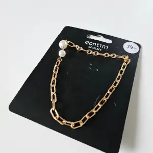 Oanvänd guldfärgat halsband med pärlor från ur och penn. Kontakta om du har frågor.