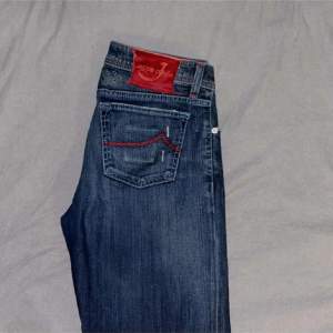 Säljer ett par Jacob Cohen jeans som ej kommer till användning längre, använda fåtal gånger så skicket är bra. Säljer dem för 2399, hör av dig vid minsta lilla fundering.