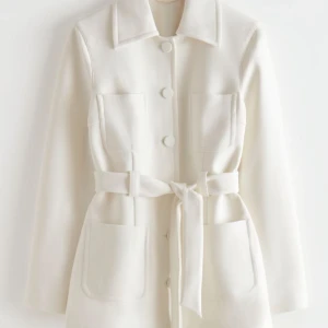 &other stories kappa - Belted patch pocket jacket i storlek 36 från &other stories, säljer då den är lite för stor för mig som vanligtvis har 34🥰 Den är i bra skick då den inte är använd supermkt, har liiite foundation på insidan av kragen! 