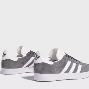 Adidas skor i mocka  - Säljer mina gråa adidas skor, använt endast en gång.Säljer dessa för att det inte kommer till någon användning.Köpte dessa för 1249kr.