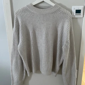Stickad tröja - Stickad tröja i fint skick! Använd gärna köp nu💕