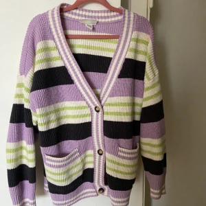 Kofta - Söt mysig stickad kofta från monki. Köpt 2021. Sparsamt använd. Nyskick. 