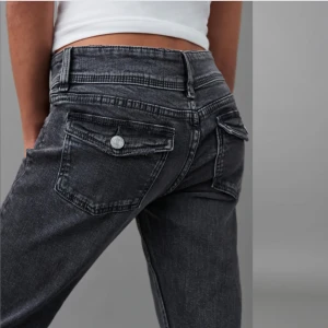 Jeans med fina fickor  - Dom är i väldigt bra skick och dom är ifrån Gina tricot Young, har använt dom 2-3 gånger, dom är lite för stora för mig men bra längd💕