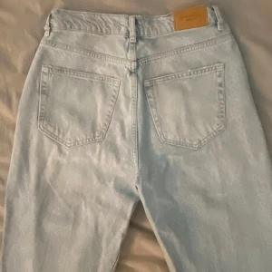 Mom Jeans - Mom jeans från Gina Tricot. Distressed knee design och midraise.