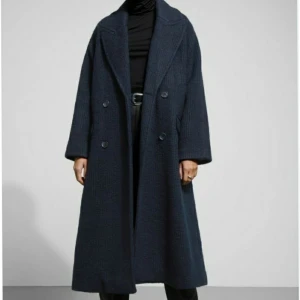 Mörkblå kappa - Mörkblå Manchester kappa från weekday i owersise modell