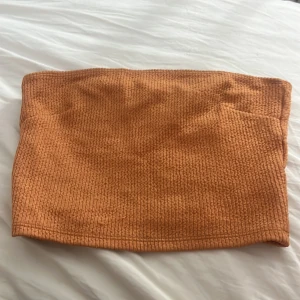 Tub top - Säljer denna härliga oranga tub toppen,den är så sommrig och fin på. Den är i Stockholm xs 