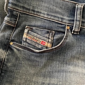 Lågmidjade jeans  - Lågmidjade diesel jeans i strl W26/L32 (XS) 