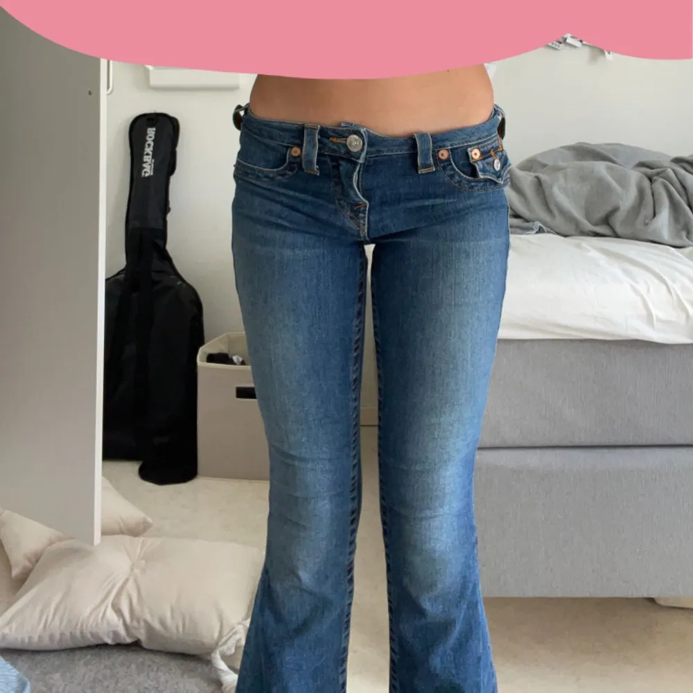 Säljer dessa fina true religion jeans då dom tyvärr inte passade💞 storlekar 25 men ganska stretchiga💞 köparen står för frakten!💞. Jeans & Byxor.