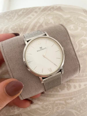 Klocka  - Fin klocka i rostfritt stål från waldor & co.  Onesize, enkelt tjusterbar och tål vatten.  Säljer då silver inte passar mig och bara ligger i lådan.  Batteri behöver dock bytas ut. Frakt tillkommer.   Nypris 2200:-