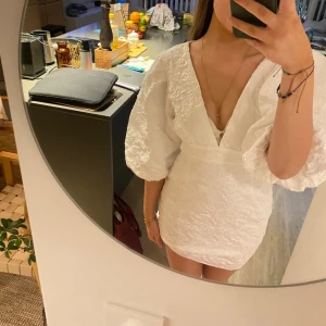 INTRESSEKOLL!  - Säljer denna studentklänning från showpo som tyvärr inte passade. Köpte den för ca 1100kr. Vill inte sälja under 900.💕slutsåld på hemsidan och är helt ny med lapp på!