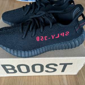 Säljer mina helt oanvända yeezy 350 i färgen ”bred” storlek 38 2/3. Köpta på adidas hemsida och har förvarats oanvända i original kartongen. Pris kan diskuteras vid snabb affär.