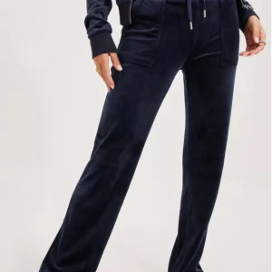 Juice byxor  - Säljer nu mina juice byxor då jag inte gillar de lika mycket längre! De är köpta på Nelly för 1199 kr. Tänkte sälja för 200 i och med att ena knappen på fickan är lite defekt, om ni är intresserade skriv till mig så kan jag skicka bilder på det!💗