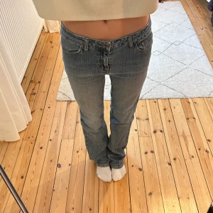 Lågmidjade jeans - Snygga lågmidjade jeans i cool färg! Innerbenslängden är 76cm och midjemåttet är 38 cm rakt över! Hör av dig vid intresse eller frågor!🩵 Se profil för fler snygga jeans!
