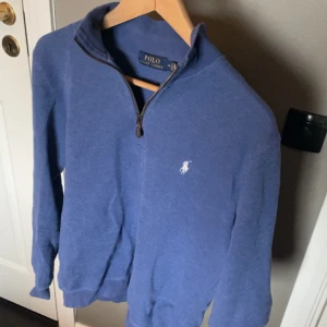 Ralph lauren half zip  - En riktigt snygg Ralph lauren tröja i storlek M, den är i bra skick utan några stora defekter. Hör av dig om du har några frågor !!