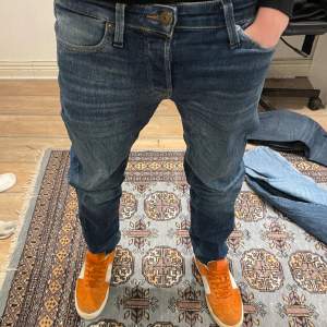 Säljer Jack and Jones jeans i modellen mike comfort fit i storlek 28 30