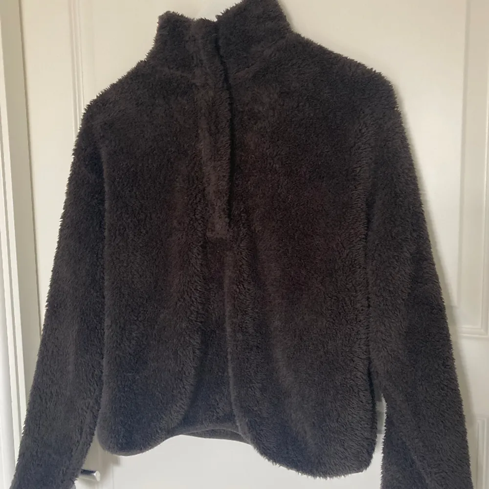 En jättefin mjuk fluffig brun tröja från H&M , bra skick och inga defekter💞 . Tröjor & Koftor.