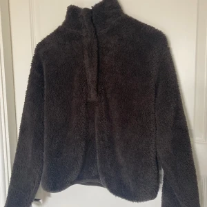 Fluffig tröja - En jättefin mjuk fluffig brun tröja från H&M , bra skick och inga defekter💞 