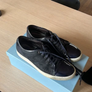 Lanvin skor - Säljer nu mina sjukt feta lanvins i storlek 9. Box tillkommer samt dustbag, skosnörena är lite trasiga vid änden. Skriv PM vid frågor och funderingar👍priset inte hugget i sten