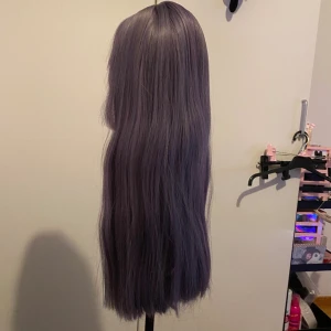 Anibiu peruk - Lila peruk from anibiu, got skick men behöver styling av luggen framförallt, efter legat nedpackad i över ett år. 