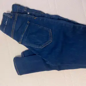 Stretchiga jeans, små märken på användning vid bakfickan sitter jätte fint på och str Tchad ut sig, passar en S person 