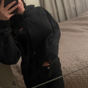 Huddie  - En svart och ganska tjock huddie från Levis. Den är köpt för kanske två år sen men inte använts på länge den är i bra skick då färger är som det ska och inga fläckar eller skador 