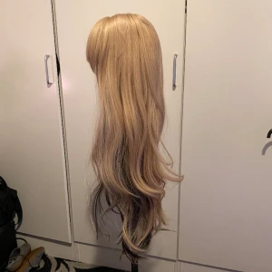 Youvimi peruk - Peruk från youvimi, oanvänd. Kräver styling efter legat nedpackad. Endast öppnad men aldrig testad. 