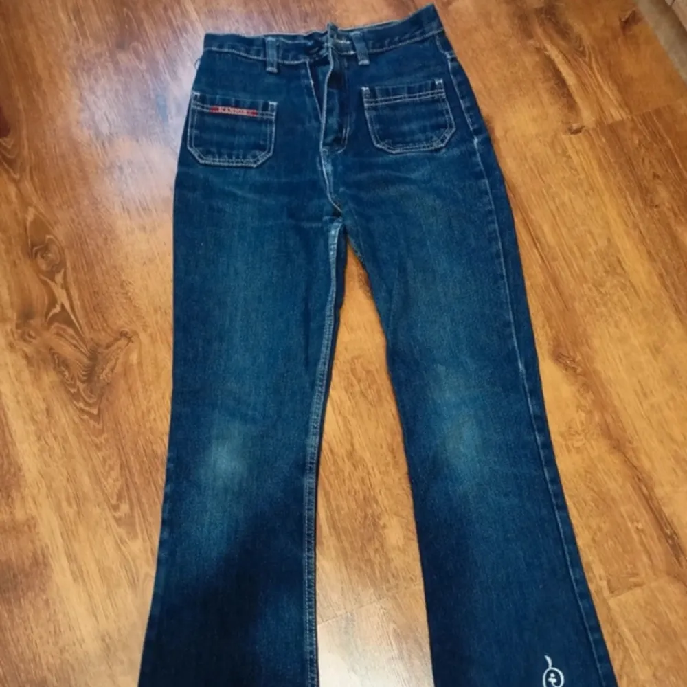 Så snygga jeans men tyvärr för små för mig, de är ungefär midrise skulle jag säga och är i storlek xs. Jeans & Byxor.
