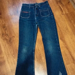 Jeans med framfickor - Så snygga jeans men tyvärr för små för mig, de är ungefär midrise skulle jag säga och är i storlek xs