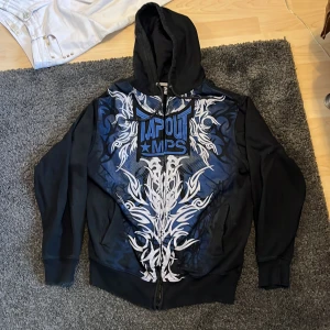 Tapout Hoodie - Asfet tapout hoodie som inte kommer till användning, allmänt i bra skick! Storlek XL men passar även som L (Har bud på 500kr)