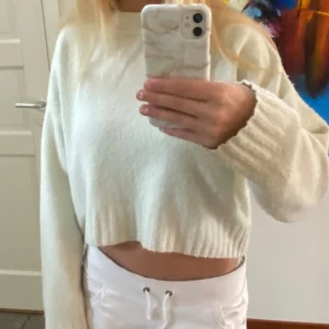 Vit stickad tröja 🤍 - En croppad vit stickad tröja från HM.  Använd fåtal gånger🤍