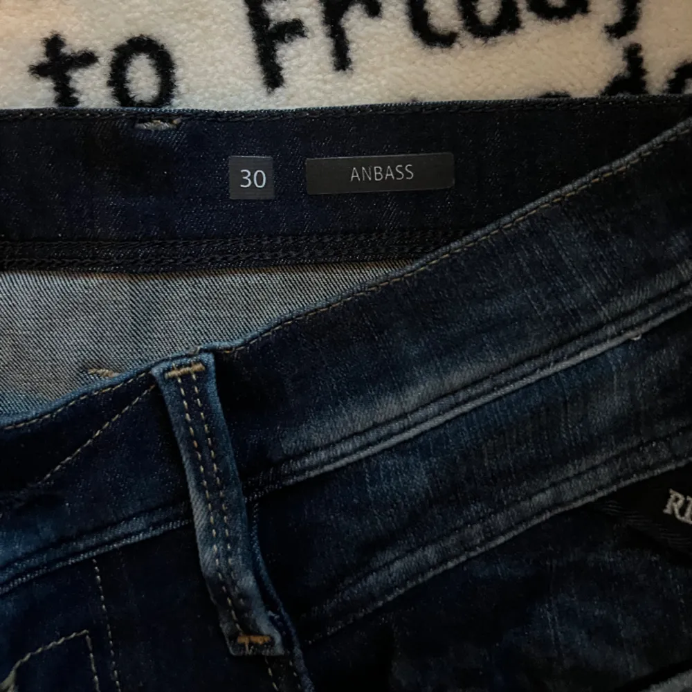 Säljer dessa Replay Anbass jeans i fint skick utan defekter. Tveka inte på att höra av dig vid funderingar 🤝🏼. Jeans & Byxor.