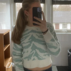 Stickad tröja - Fin stickad magtröja i fint mönster. Skick 9/10. Storlek S