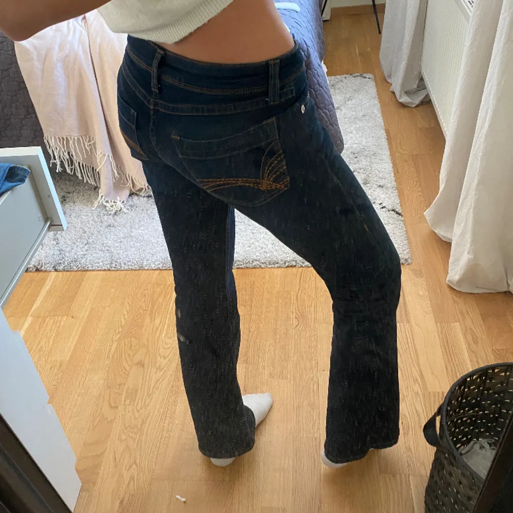 Säljer dessa skit snygga low waist jeans från hm! Slut sålda i storlek 🙂💘. Jeans & Byxor.