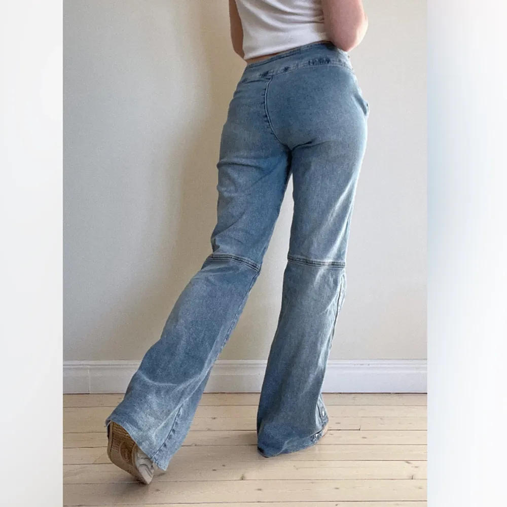 Jeans med inbyggt skärp och nitar längs byxbenen. Strl M. Midjemått: 82  cm, Innerbenslängd: 75 cm. Använt men bra skick. Se även mina andra annonser, jag samfraktar gärna 💫. Jeans & Byxor.