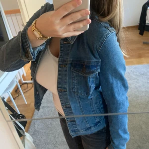 jeansjacka - super fin jeansjacka, perfekt nu till våren! ä