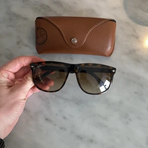 Rayban boyfriend 4147 - Säljer nu dessa rayban boyfriend (RB4147 710/51 60/10) i gott skick! Har för mig att de är polariserade. Fodral samt tvättduk tillkommer, om det är något speciellt du undrar är det bara att ställa en fråga! Svarar ofta snabbt 🙌