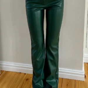Skinnbyxor - Så coola gröna skinnbyxor!! Superbra skick