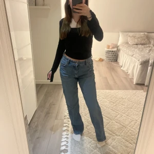 Straight jeans - Blåa högmidjade straight jeans från Bershka i storlek 38. Säljer då dom är för stora för mig, är ca 167 cm och vanligtvis en 36 i storlek☺️💕