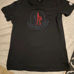 Moncler Tshirt  - Storlek XL är dock själv M - L och den passar perfekt. Helny knappt använd pris kan diskuteras!!