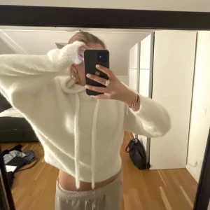 Lurvig hoodie - Jätte gullig lurvig hoodie😍😍 Inga täcken på användning🫶🏻