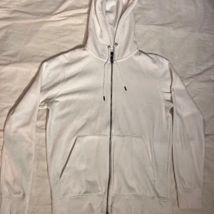 Jack & Jones Hoodie - Storlek känns som S. Blev för liten för mig men annars jätte bekväm och snygg. Köparen står för frakten. Priset kan diskuteras vid snabb affär.