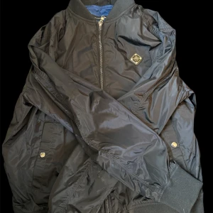 J.Lindeberg bomberjacka - Hej, säljer nu min blåa j.Lindeberg bomberjacka som jag använt 1 gång Skick: 10/10 Storlek: L passar mig som har s/m Det är bara att skicka om du undrar något om jackan! Nypris: 1800