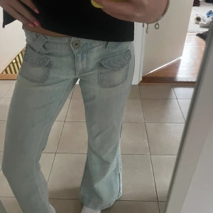 Lågmidjade bootcut jeans - Såå snygga och unika bootcut jeans💕 midjemåttet rakt över är 39, midjemåttet runt om är 81/82, innerbensmått är 81 och ytterbensmåttet är 101 cm