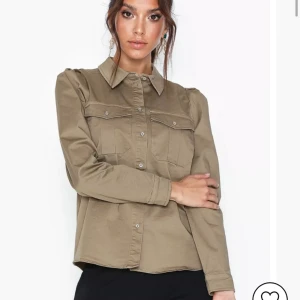 Cool skjorta från co’couture. Aldrig använd.  - Supercool till jeans eller kostymbyxor! 