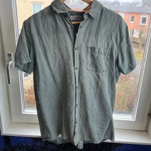 Grön kortärmad skjorta - Grön kortärmad skjorta i gott skick, säljs pga blivit för liten. Storlek M men passar mer som en S. Pris kan diskuteras ⚡️ Kom dm vid frågor. 