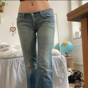 Lågmidjade jeans från 7 for all mankind. Skulle säga storlek 36❤️