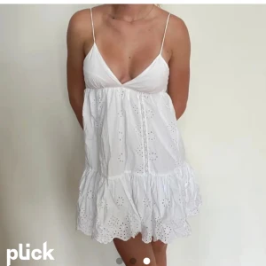 Zara klänning - Säljer denna klänningen från Zara, tror inte den säljs längre💗den är i bra skick men har en liten defekt men inget man tänker på💗